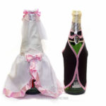 Декор свадебного шампанского в бело-розовом цвете костюмчик на шампанское в бело-розовом цвете