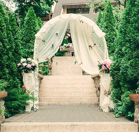 Тканевая свадебная арка как фотозона