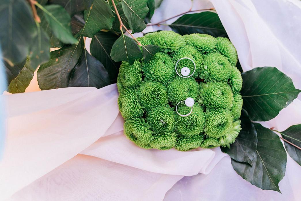 свадебная подушечка на выездную церемонию из зеленых хризантем