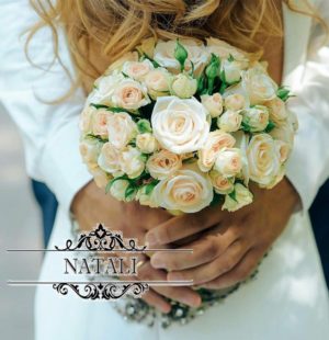 Нежный свадебный букет из кустовой розы