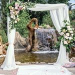 Свадебная арка из живых цветов на выездную церемонию