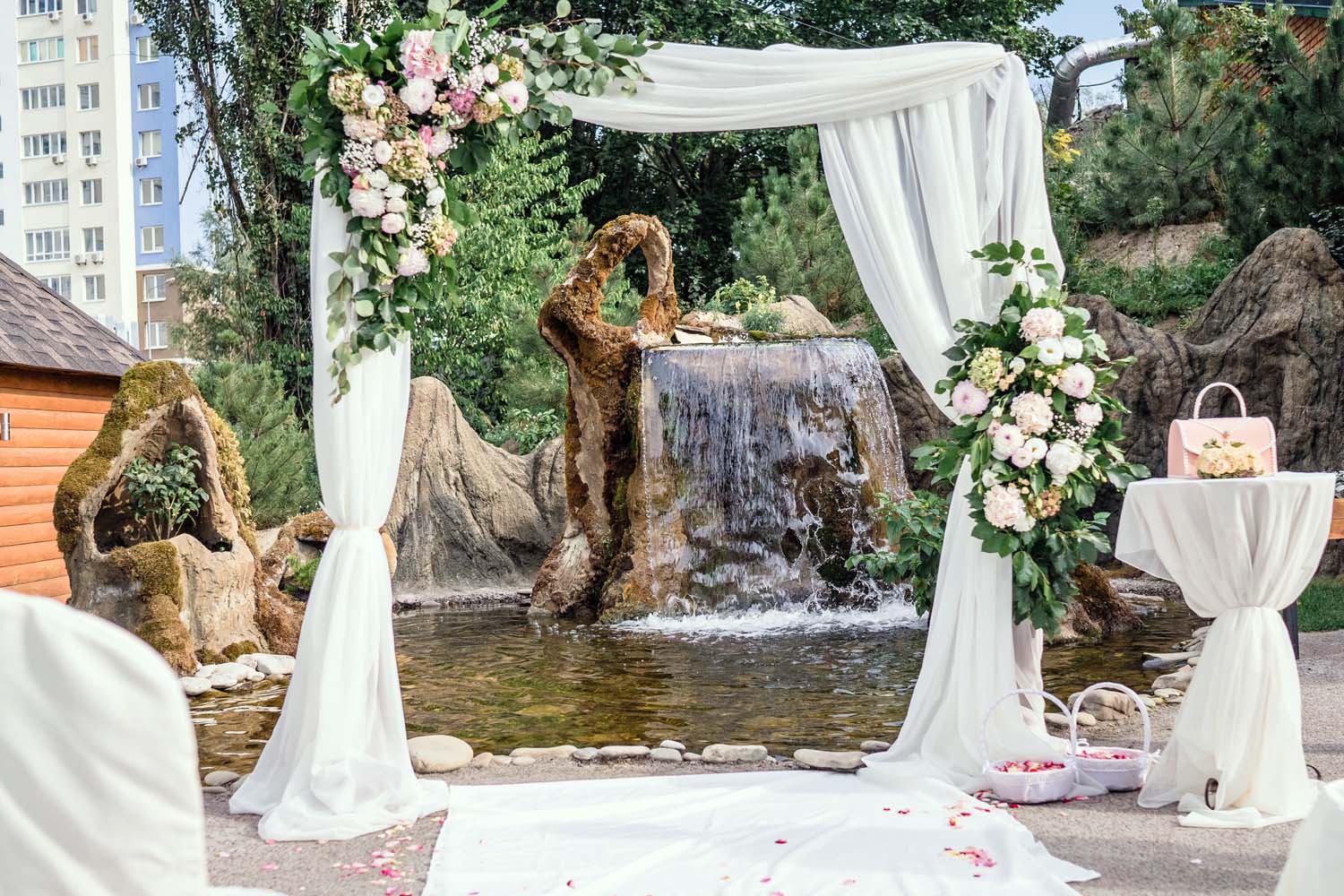 Свадебная арка из живых цветов на выездную церемонию