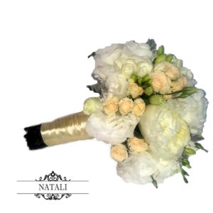Букет невесты из пионов и кустовой розы