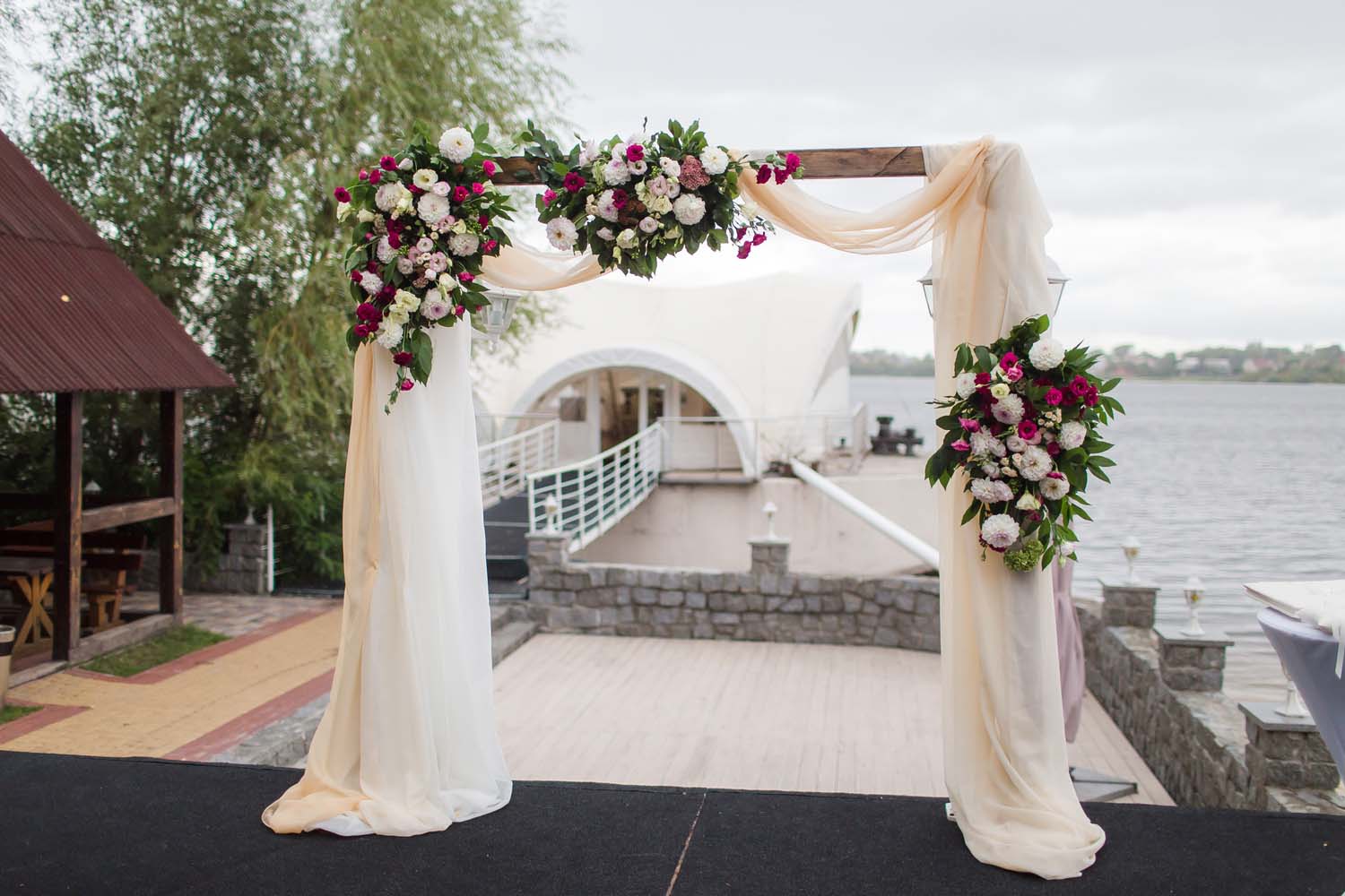 Свадебная деревянная арка из живых цветов