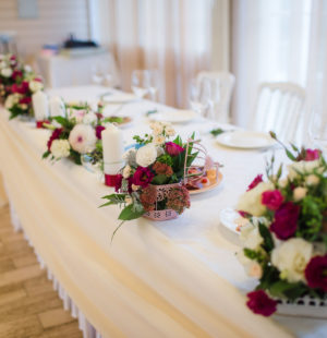 яркое в бордовом и белом цвете оформление свадебного зала