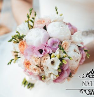 Свадебный букет из кремовой розы, фрезии, пионов и эустомы
