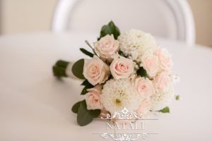 Букет невесты из кремовой розы и георгин